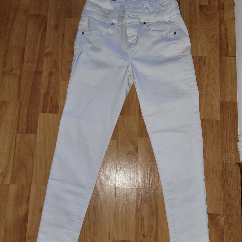 White stretchy ankle/Capri pant